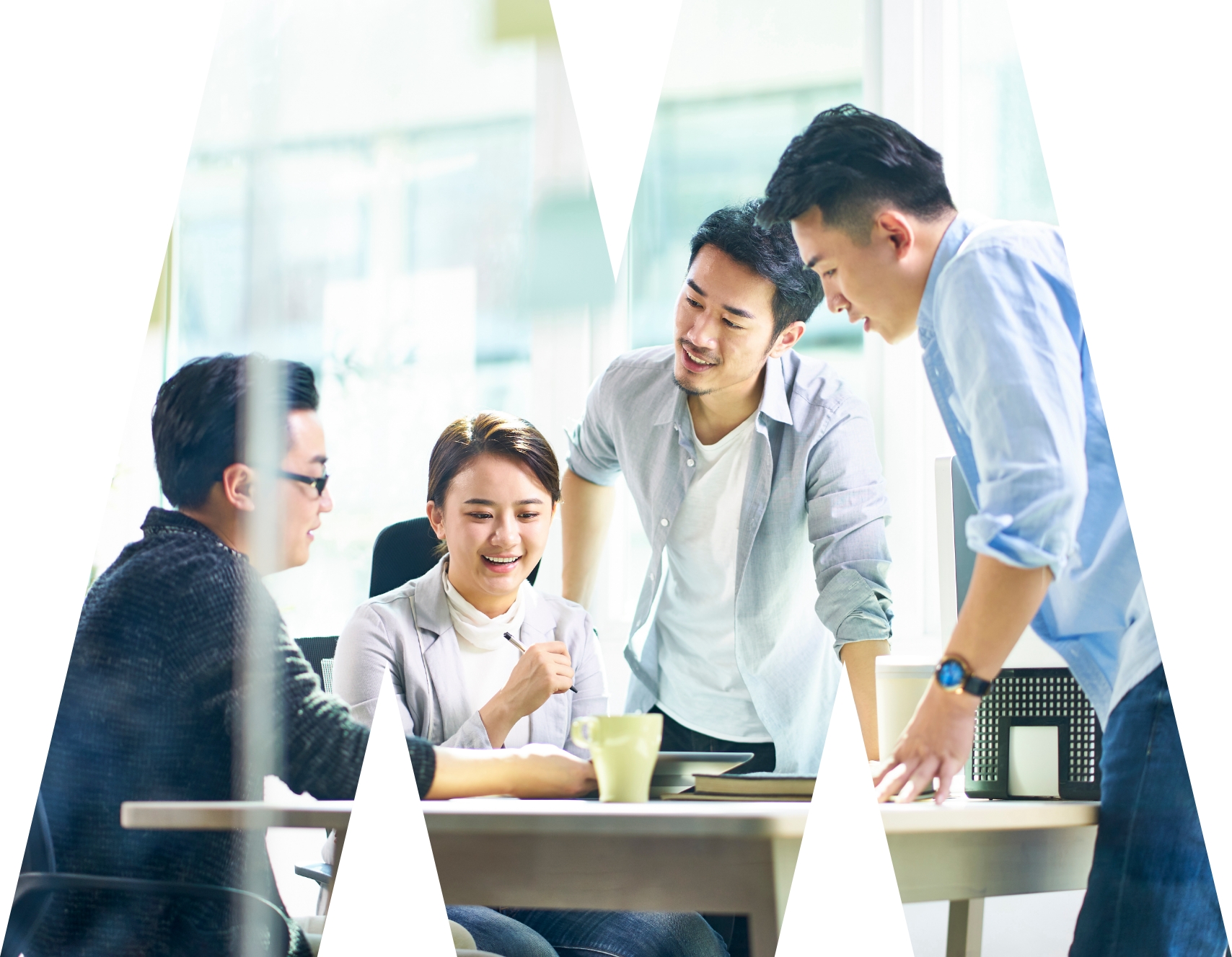 ワークスペースで会議をしている人達